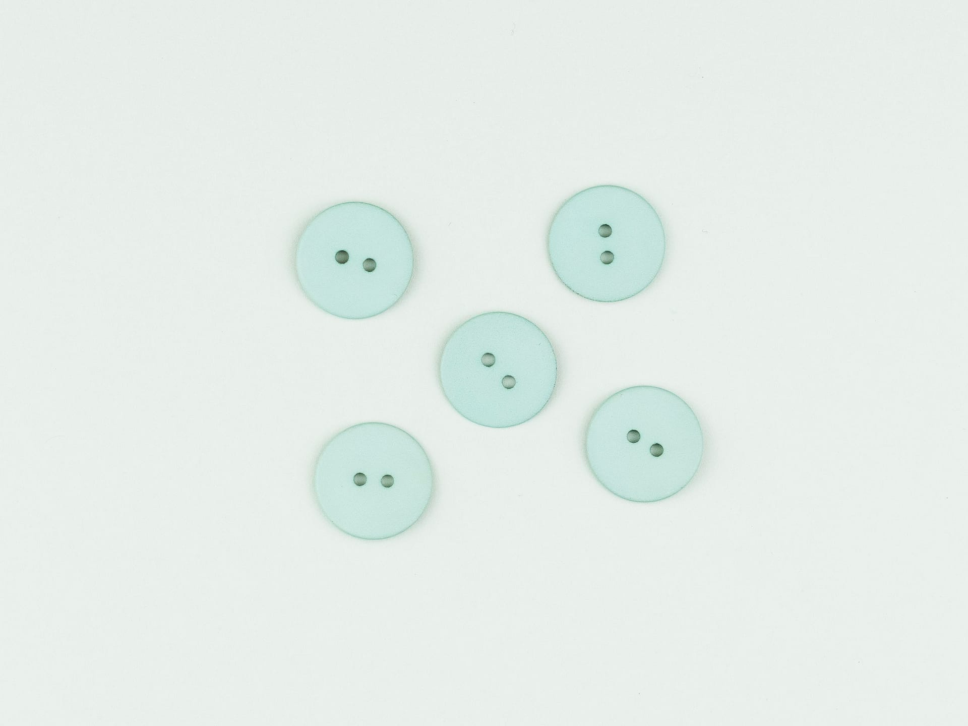 Matt shell buttons with chalky finish 18mm